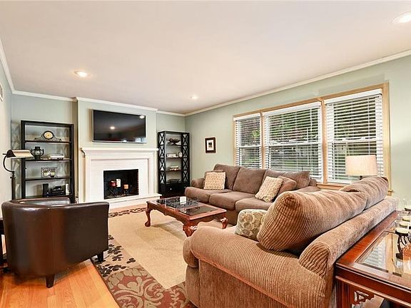 3rd image of 909 W 97th Ter