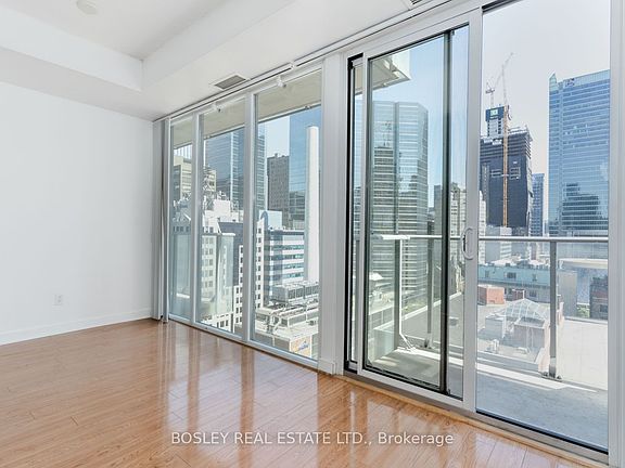 5th image of 126 Simcoe St #1302