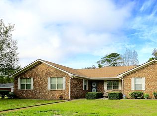 909 Byrum Dr, Hinesville, GA 31313
