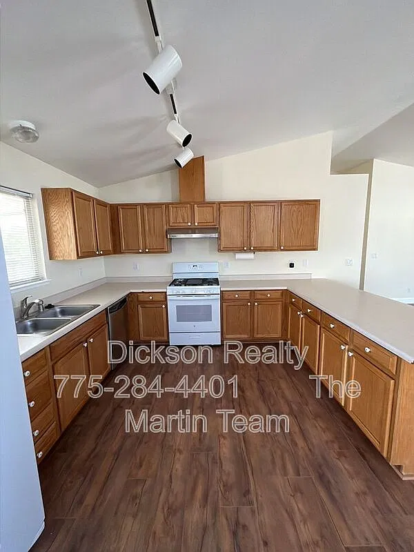 3 bed, 2.0 bath, 1490 sqft, $2,410 — Photo 3