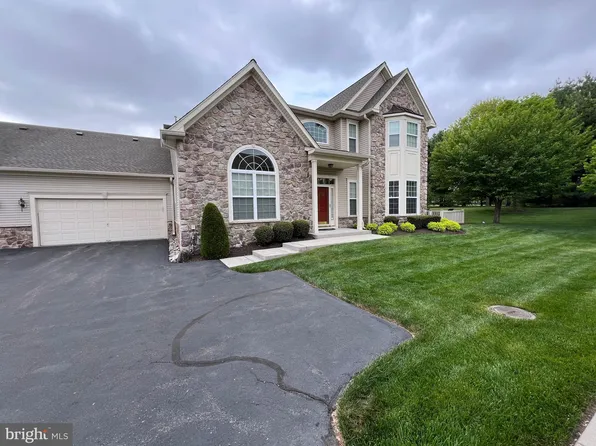 218 Willow Dr, Newtown, PA 18940