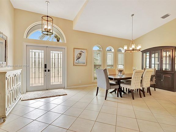 4th image of 9443 Cross Creek Dr
