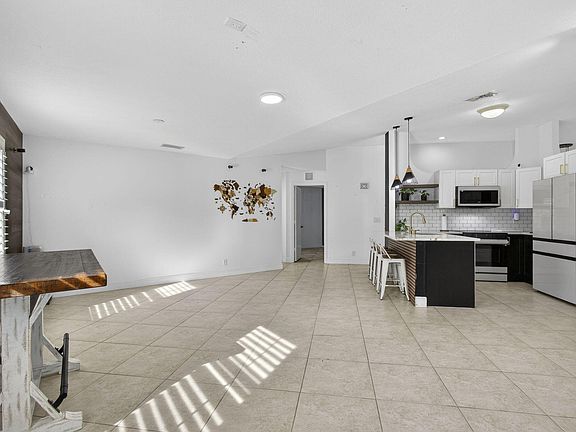 4th image of 102 E Royal Pine Cir
