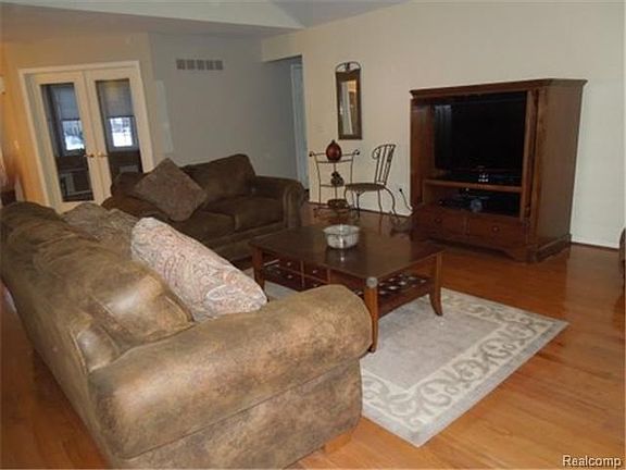3rd image of 3794 Pierce Dr