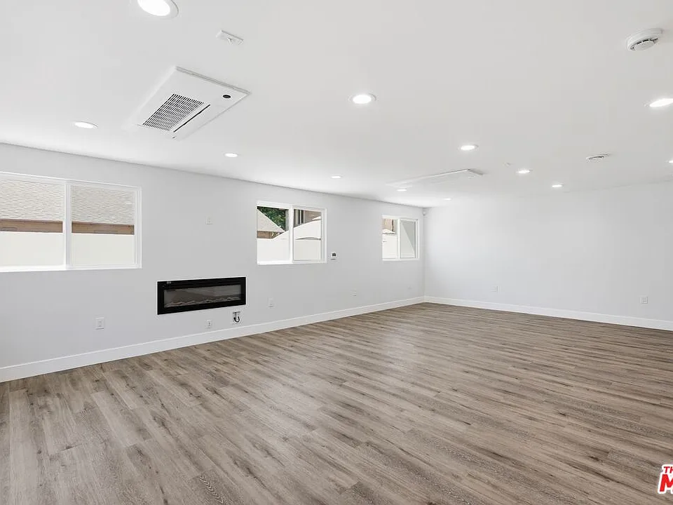 11611 Burbank Blvd