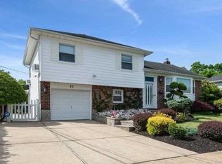37 Greenway Dr, Farmingdale, NY 11735