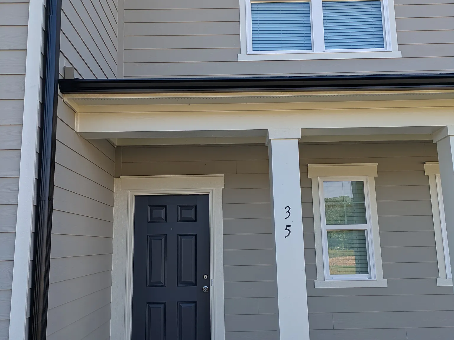 4 bed, 2.5 bath, 2272 sqft, $2,400 — Photo 2
