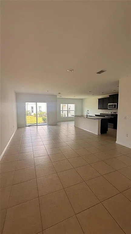 3 bed, 2.5 bath, 2043 sqft, $2,300 — Photo 4