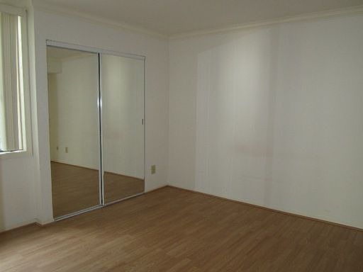 5th image of 5325 Newcastle Ave Unit 114