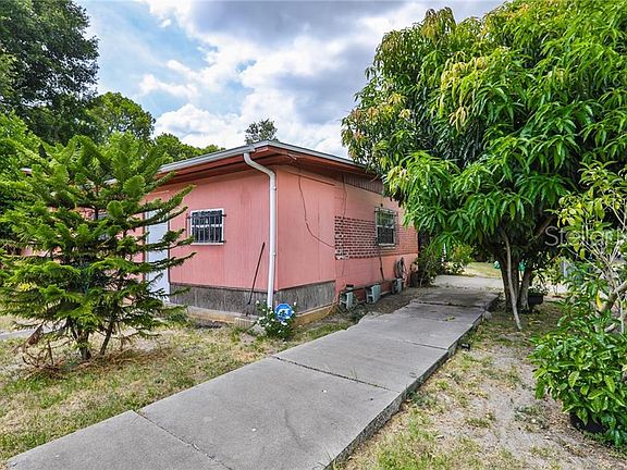 3rd image of 1422 E Poinsettia Ave