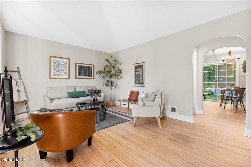 4th image of 10 Saratoga Drive
