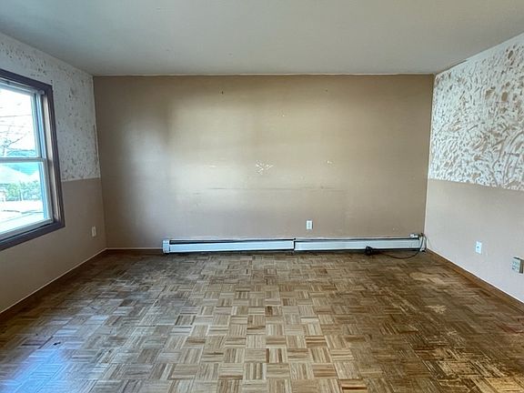4th image of 395 Roosevelt Ave