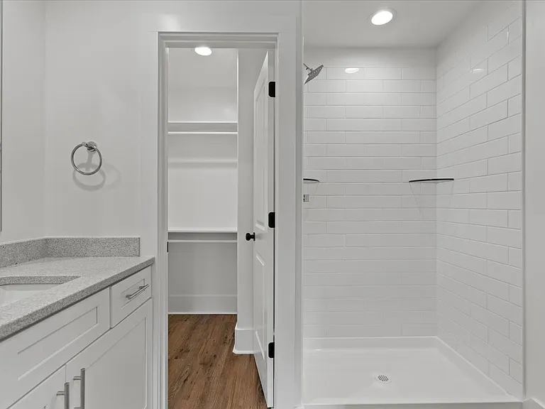 501 W Cheves St E — Photo 18
