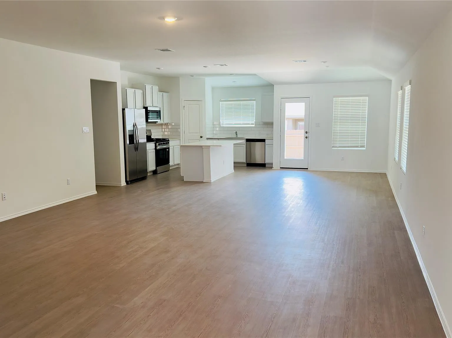 4 bed, 2.0 bath, 2071 sqft, $2,300 — Photo 4