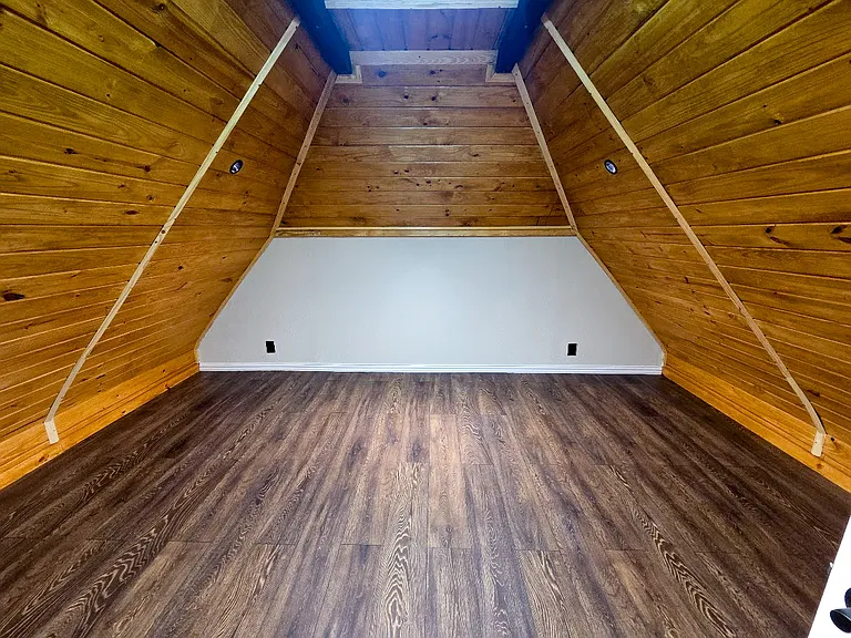 Guest Bedroom 5b (Upstairs)