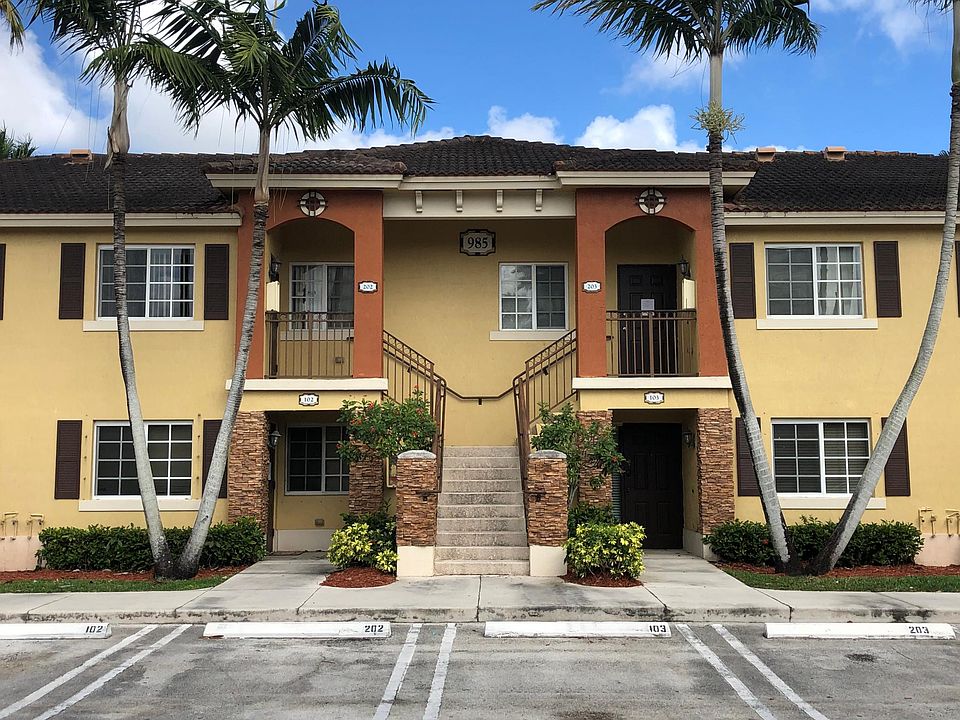 1st image of 985 NE 34th Ave Unit 202