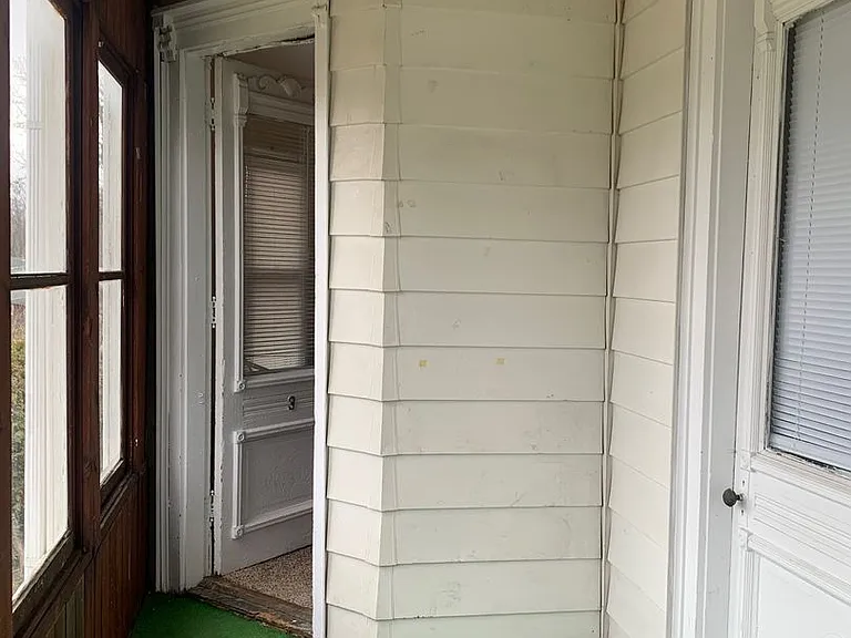 802 W 7th St — Photo 2