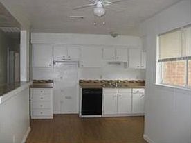5th image of 848 Comal Ave