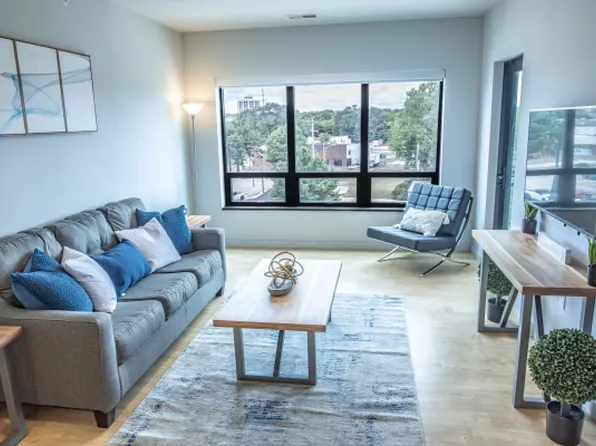 302 S 1st St, Champaign, IL