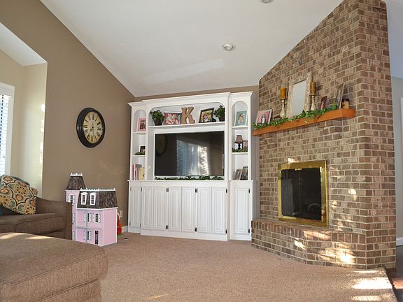 3rd image of 711 Foxbriar Ln