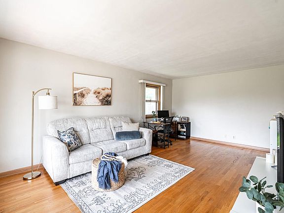 2nd image of 2204 Savoy CIRCLE