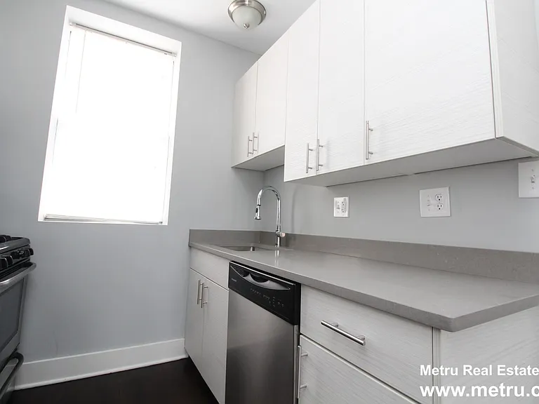 2130 N Sawyer Ave #2E — Photo 4