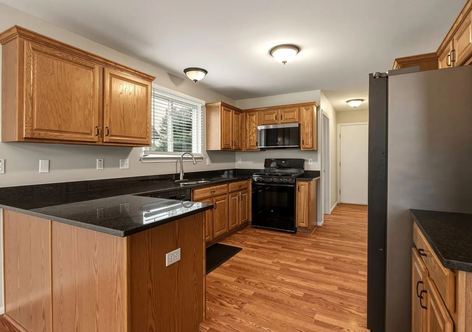 Spacious 4-Bedroom Home with Attached Garage in New Baltimore — Photo 4