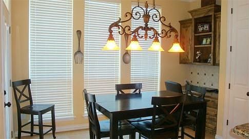 Breakfast Area with built-in desk