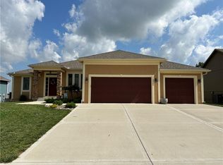 3905 SW Briarwood Oaks Dr, Blue Springs, MO 64015