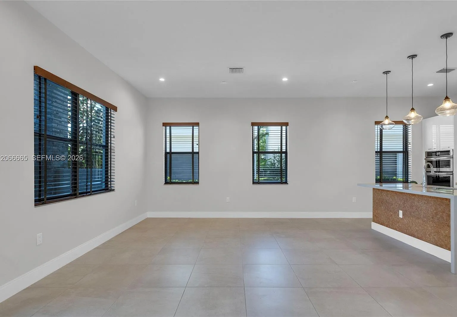 3 bed, 3.5 bath, 2176 sqft, $5,900 — Photo 3