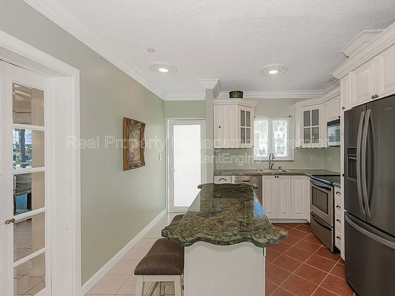 1041 Hillsboro Mile #2 — Photo 12