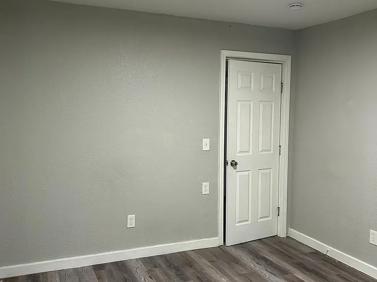 121 S Fuller St — Photo 5