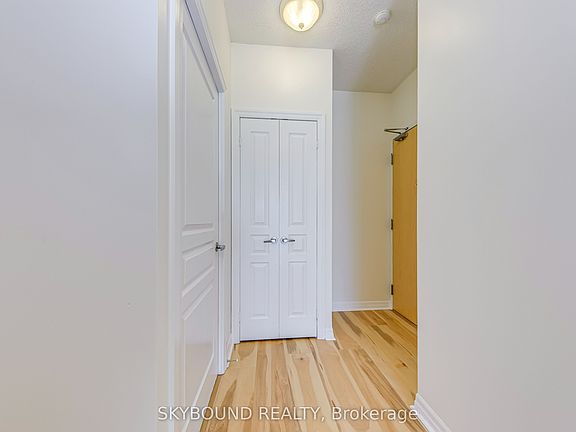 4th image of 220 Burnhamthorpe Rd W #604