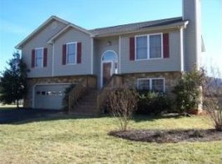 1910 Summerfield Dr, Roanoke, VA