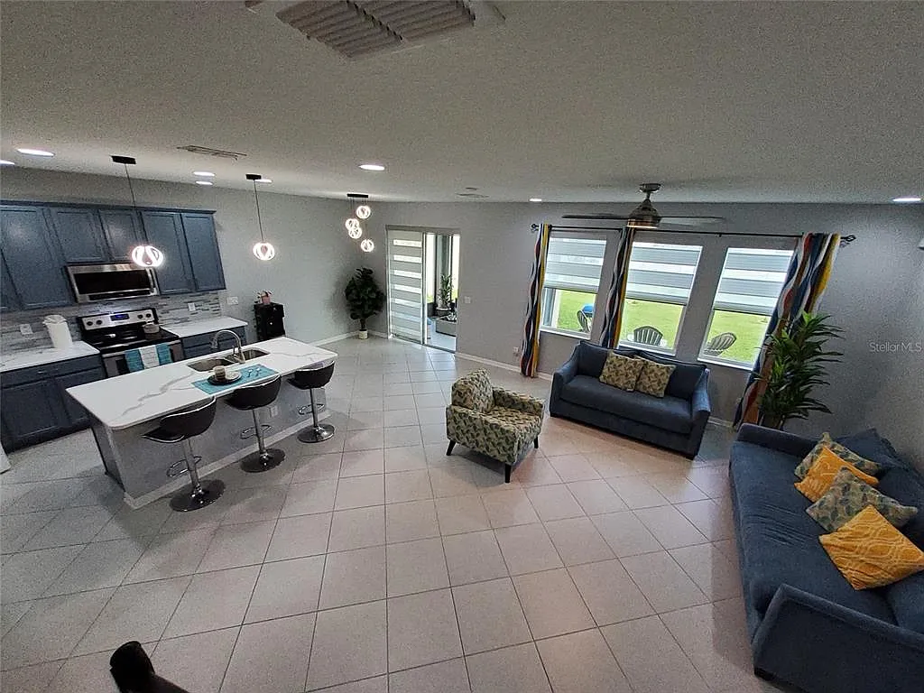 4 bed, 3.0 bath, 2566 sqft, $3,000 — Photo 3