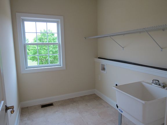 Laundry rm w/ceramic tile