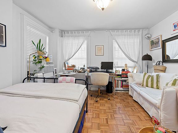 3rd image of 34 Beekman Pl
