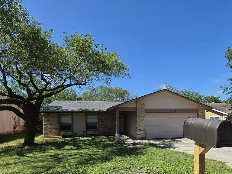 10562 Bounty Dr — Photo 2