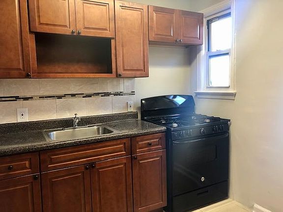 3rd image of 139 Halsted St APT 3H