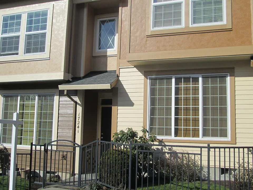 17241 Pleasanton Ln