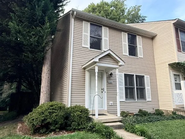 7600 Wood Mist Ln, Falls Church, VA 22043