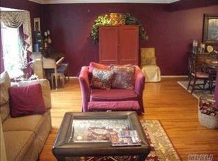 17 Market Dr, Syosset, NY 11791