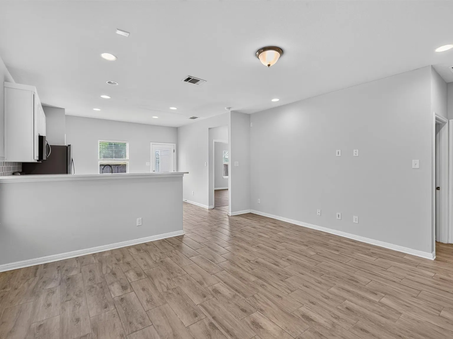 3 bed, 2.0 bath, 1017 sqft, $1,650 — Photo 2
