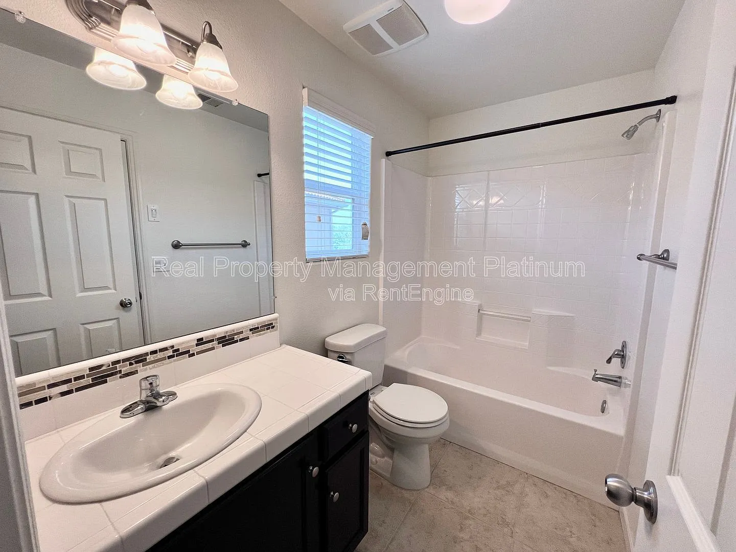 3 bed, 2.5 bath, 1413 sqft, $2,295 — Photo 4