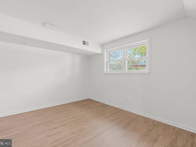 1095 Travis Ln — Photo 12