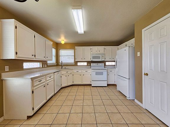 4th image of 2806 Phoenix Dr