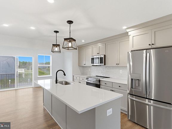 2nd image of 511 Fontana Cir
