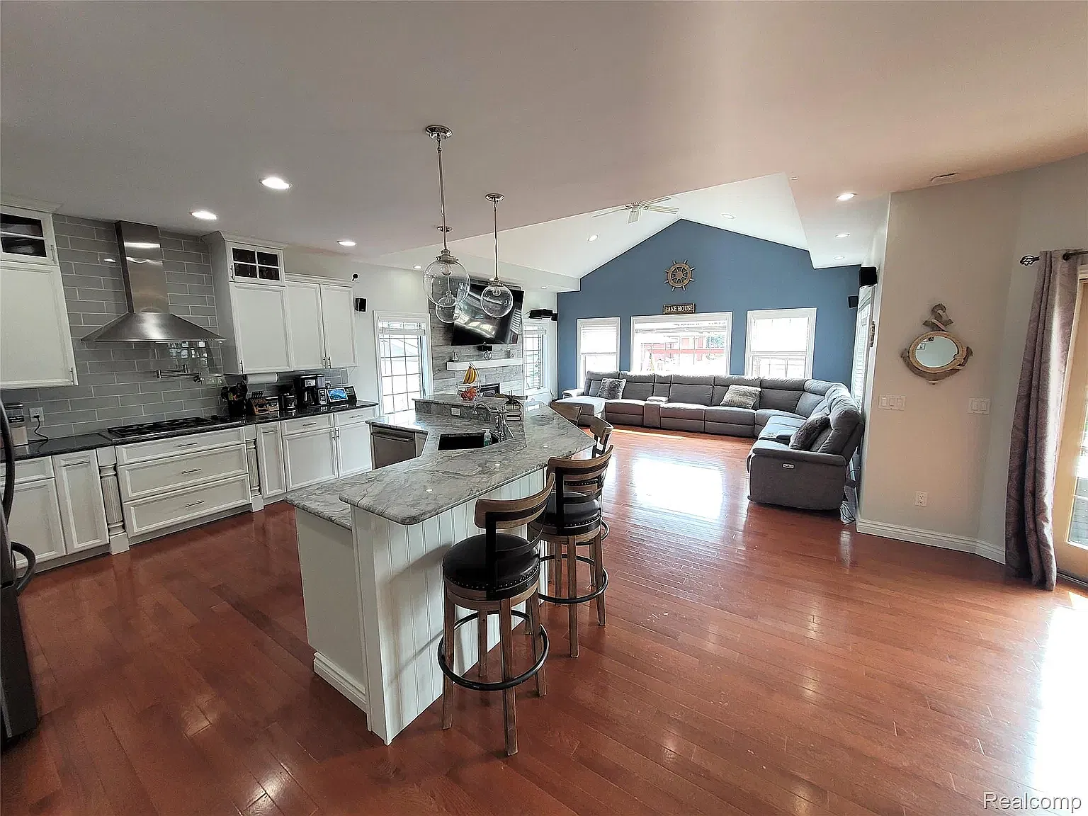 4 bed, 3822 sqft, $5,500 — Photo 4