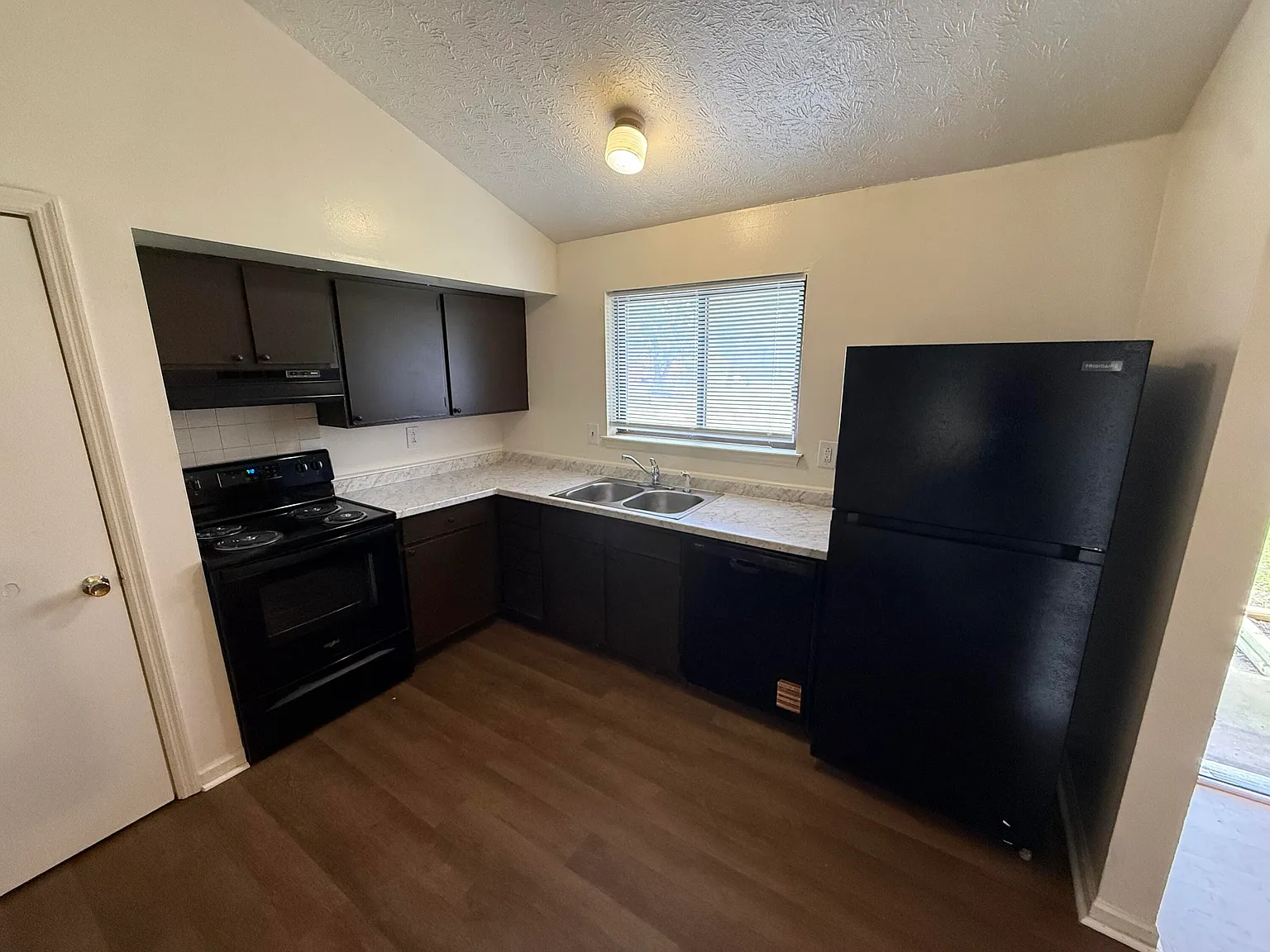 3 bed, 1.0 bath, 1141 sqft, $1,550 — Photo 2