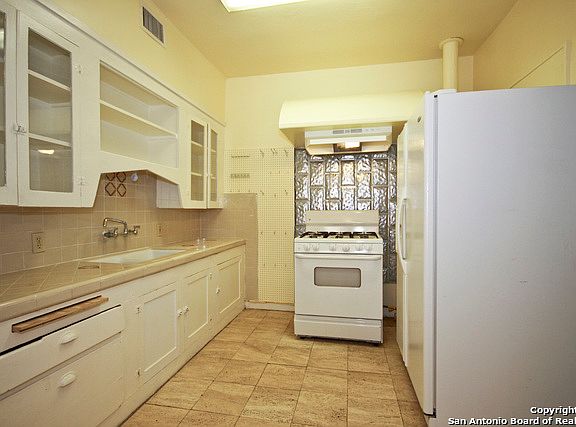 5th image of 319 Carleton Ct
